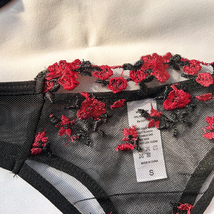 Embroidered Elegance – Push-Up Lingerie Set with Thin Bralette
